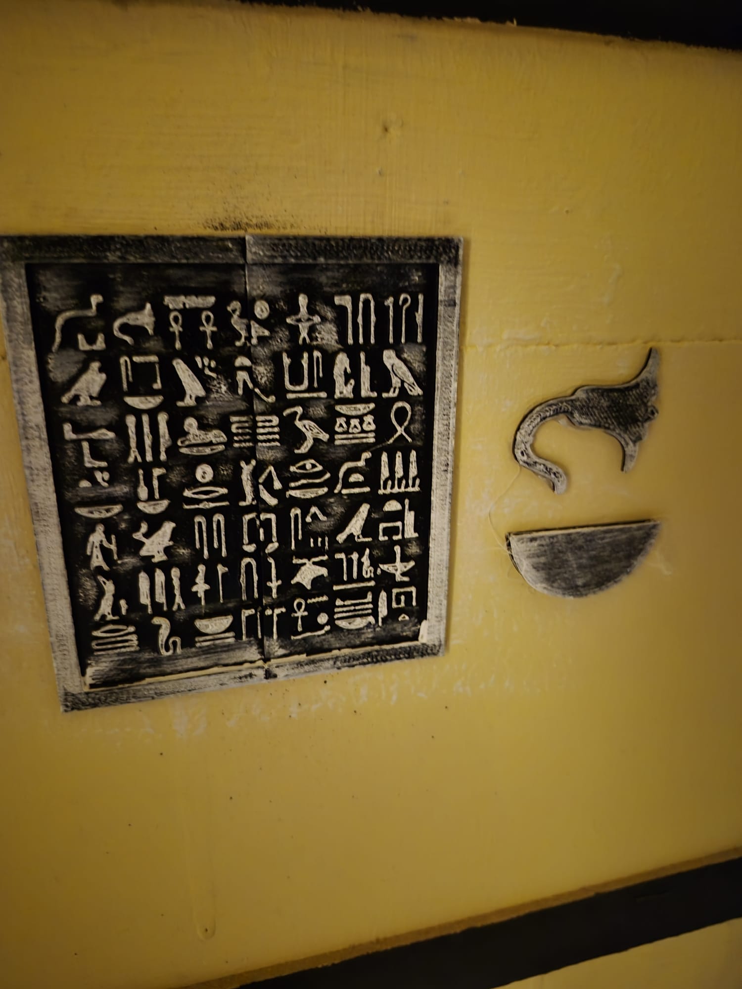 Jeroglíficos tallados en la pared de la tumba