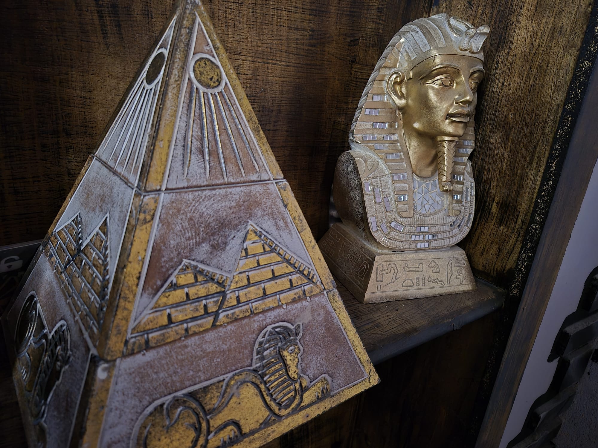 Pirámide y busto dorado de faraón