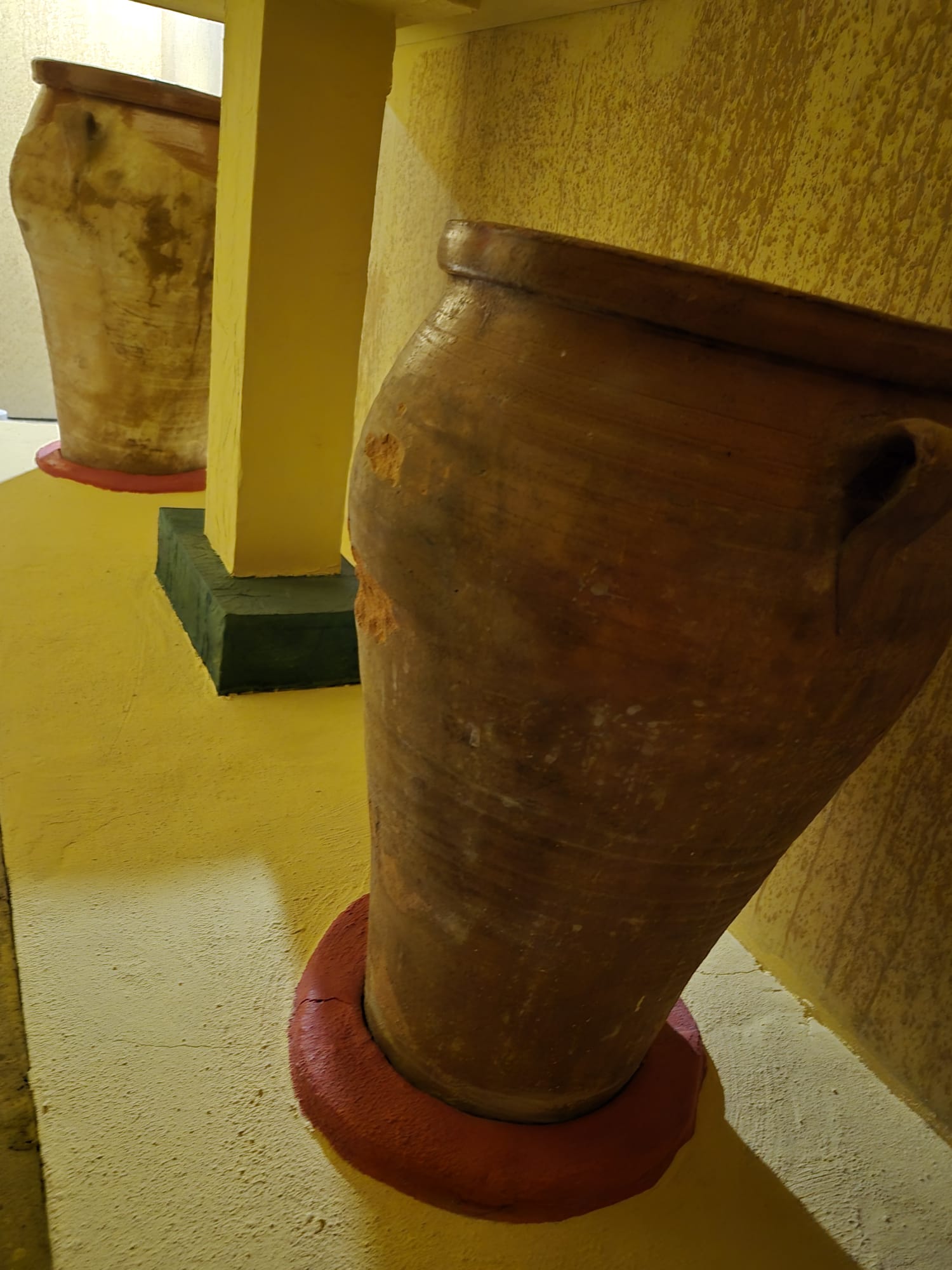 Vasijas de barro en la cámara funeraria