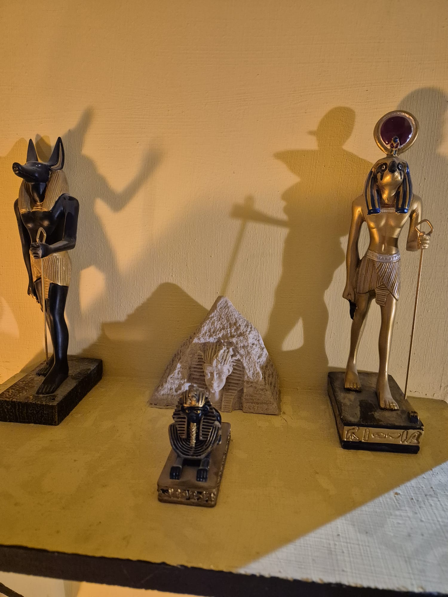 Anubis, Horus y pirámide con esfinge