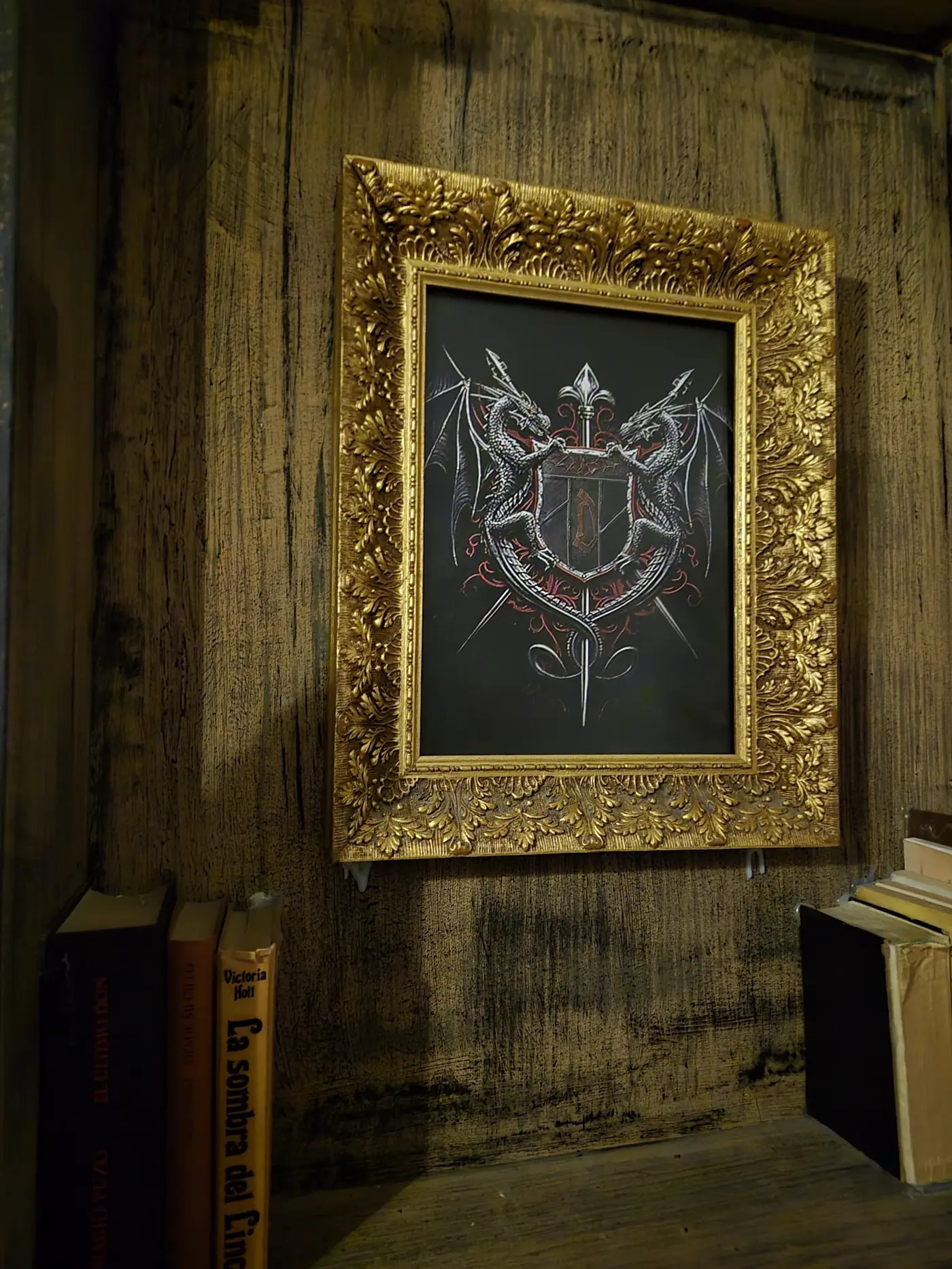 Escudo heráldico con dragones en marco dorado, biblioteca