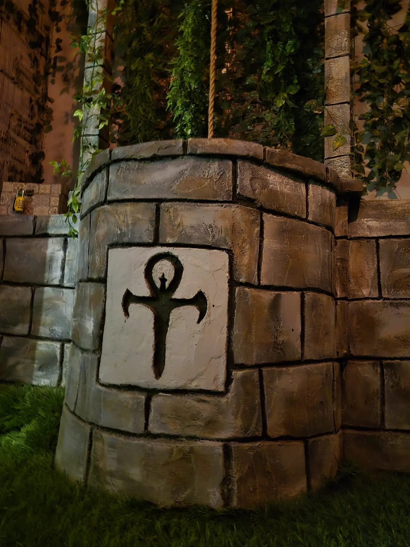 Pozo de piedra con grabado del ankh