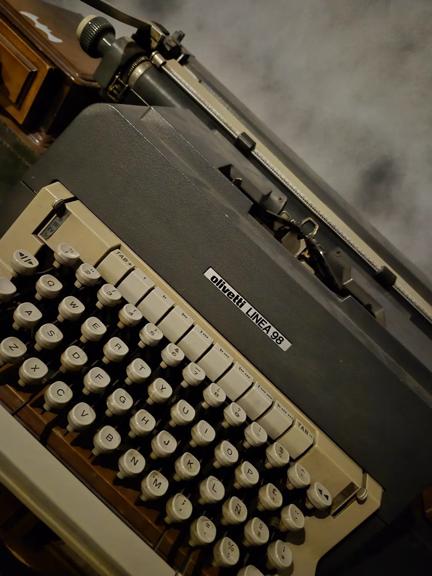 Máquina de escribir Olivetti Linea 98 de época